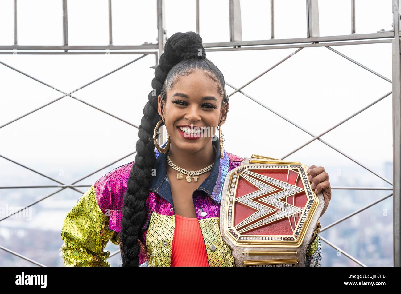 New York, NY - 25 luglio 2022: Il campione delle donne non trattate della WWE Bianca Belair si pone sul ponte di osservazione durante la visita all'Empire state Building Foto Stock