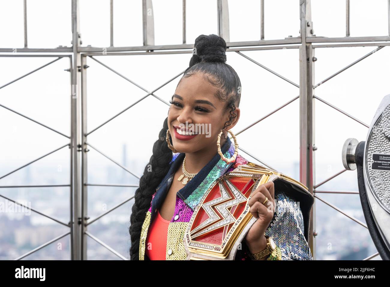 New York, NY - 25 luglio 2022: Il campione delle donne non trattate della WWE Bianca Belair si pone sul ponte di osservazione durante la visita all'Empire state Building Foto Stock