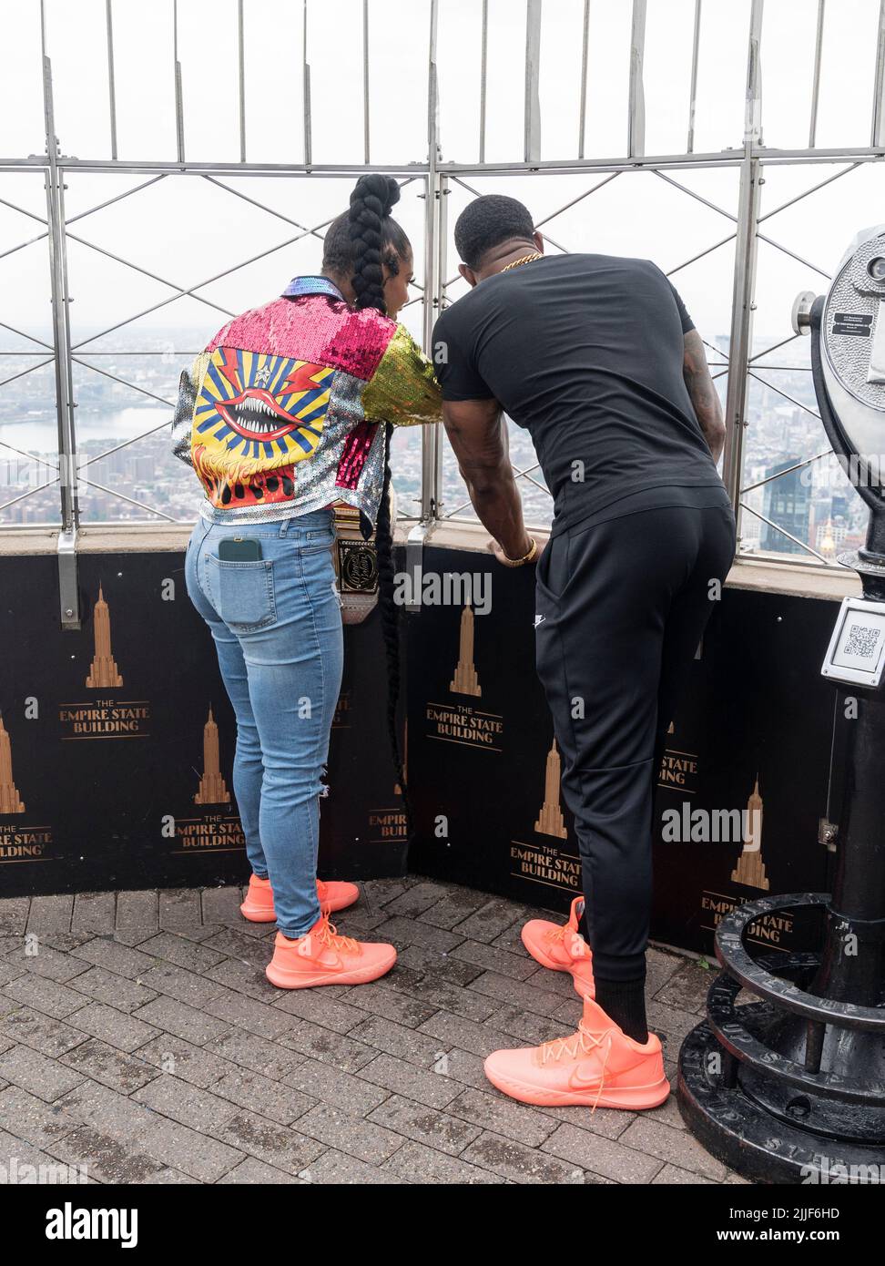 New York, NY - 25 luglio 2022: Il campione delle Donne crude della WWE Bianca Belair e Montez Ford posano sul ponte di osservazione durante la visita all'Empire state Building Foto Stock