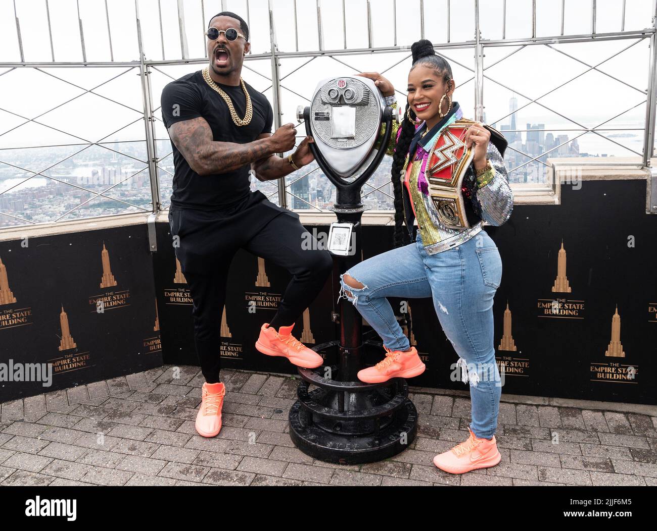 New York, Stati Uniti. 25th luglio 2022. Montez Ford e WWE Raw Women's Champion Bianca Belair posano sul ponte di osservazione durante la visita all'Empire state Building di New York il 25 2022 luglio. (Foto di Lev Radin/Sipa USA) Credit: Sipa USA/Alamy Live News Foto Stock