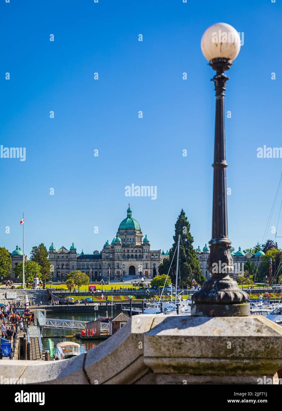 Victoria, British Columbia, Canada. Victoria Harbour e gli edifici del Parlamento nella soleggiata giornata estiva. Porto interno, popolare destinazione turistica con eco Foto Stock