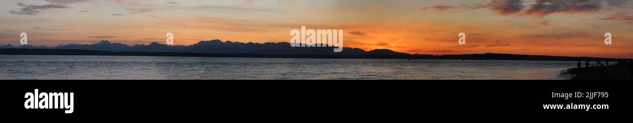 Olympic Mountains al tramonto dal Golden Gardens Park, Seattle WA. Panorama. Foto Stock