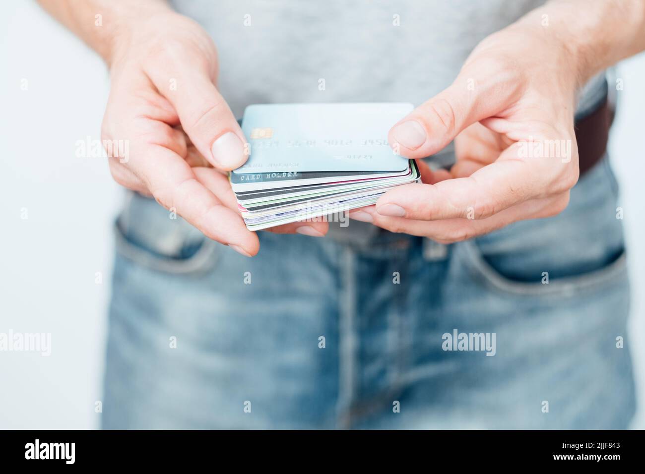 carta di credito online operazione banking man hold Foto Stock