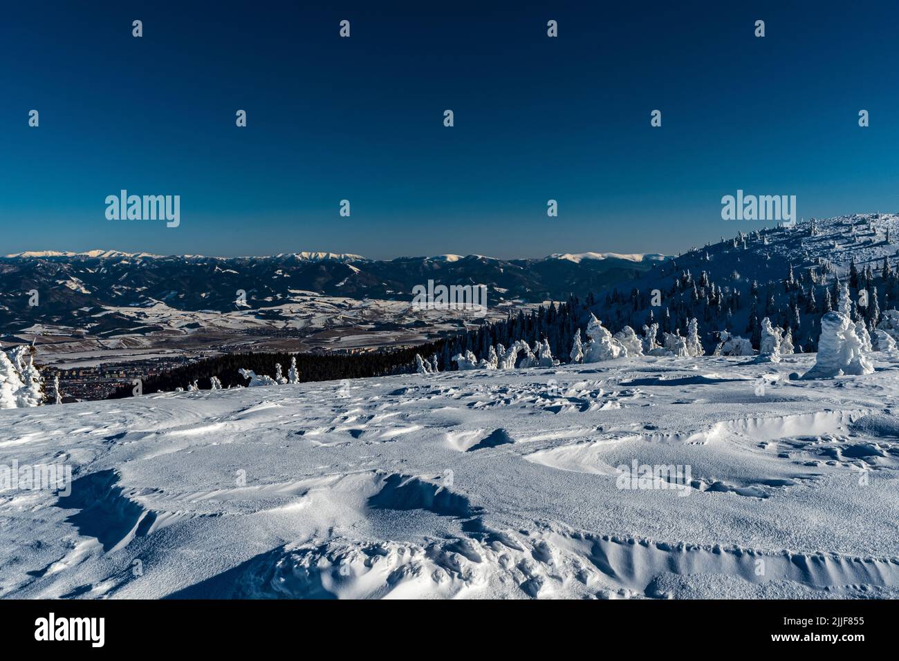 Nizke Tatry e la parte più alta dei monti Velka Fatra dalla collina di Zazriva in inverno i monti Lucanska Mala Fatra in Slovacchia Foto Stock