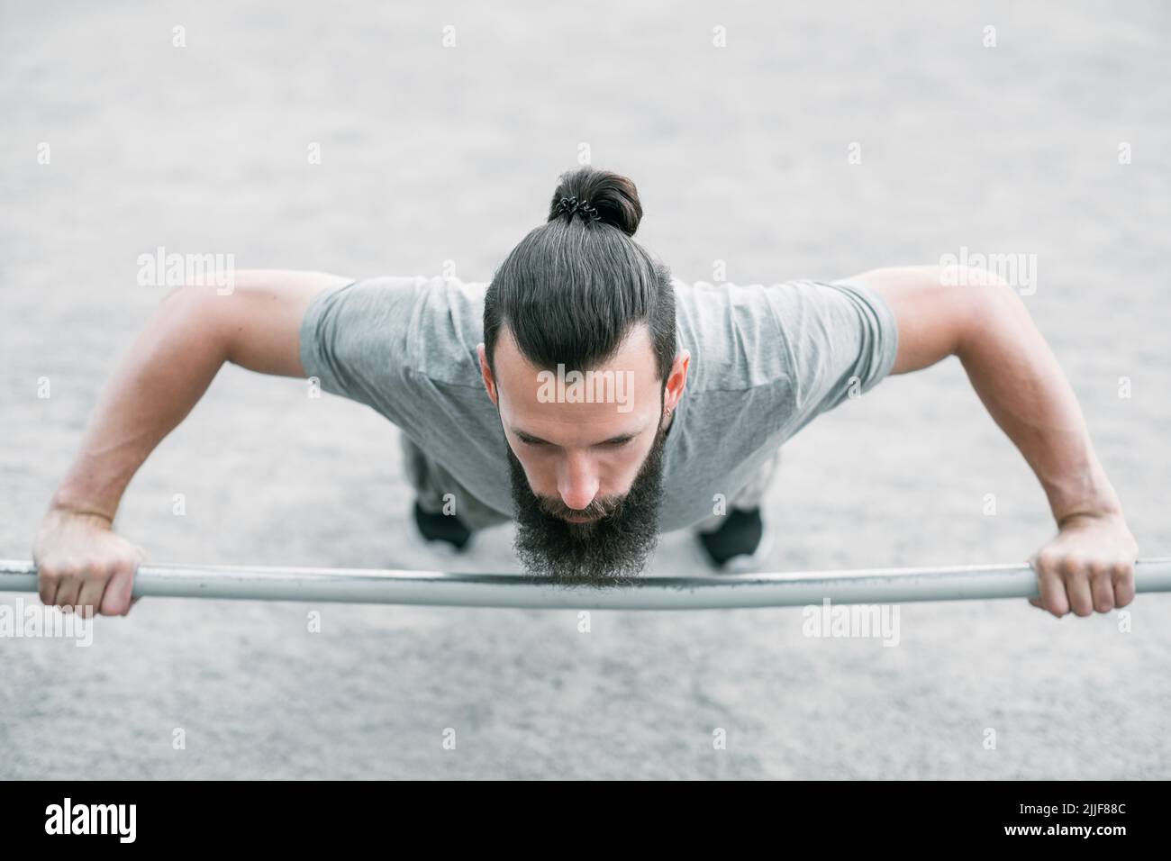ampia impugnatura barra spingere verso l'alto sport fitness uomo esercizio Foto Stock