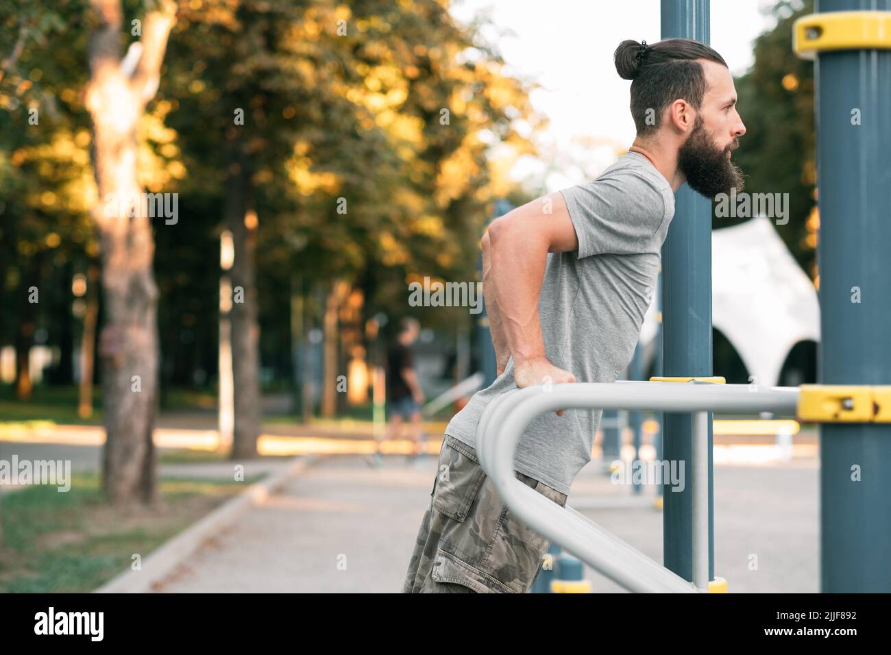 allenamento all'aperto man bar tuffa fitness Foto Stock