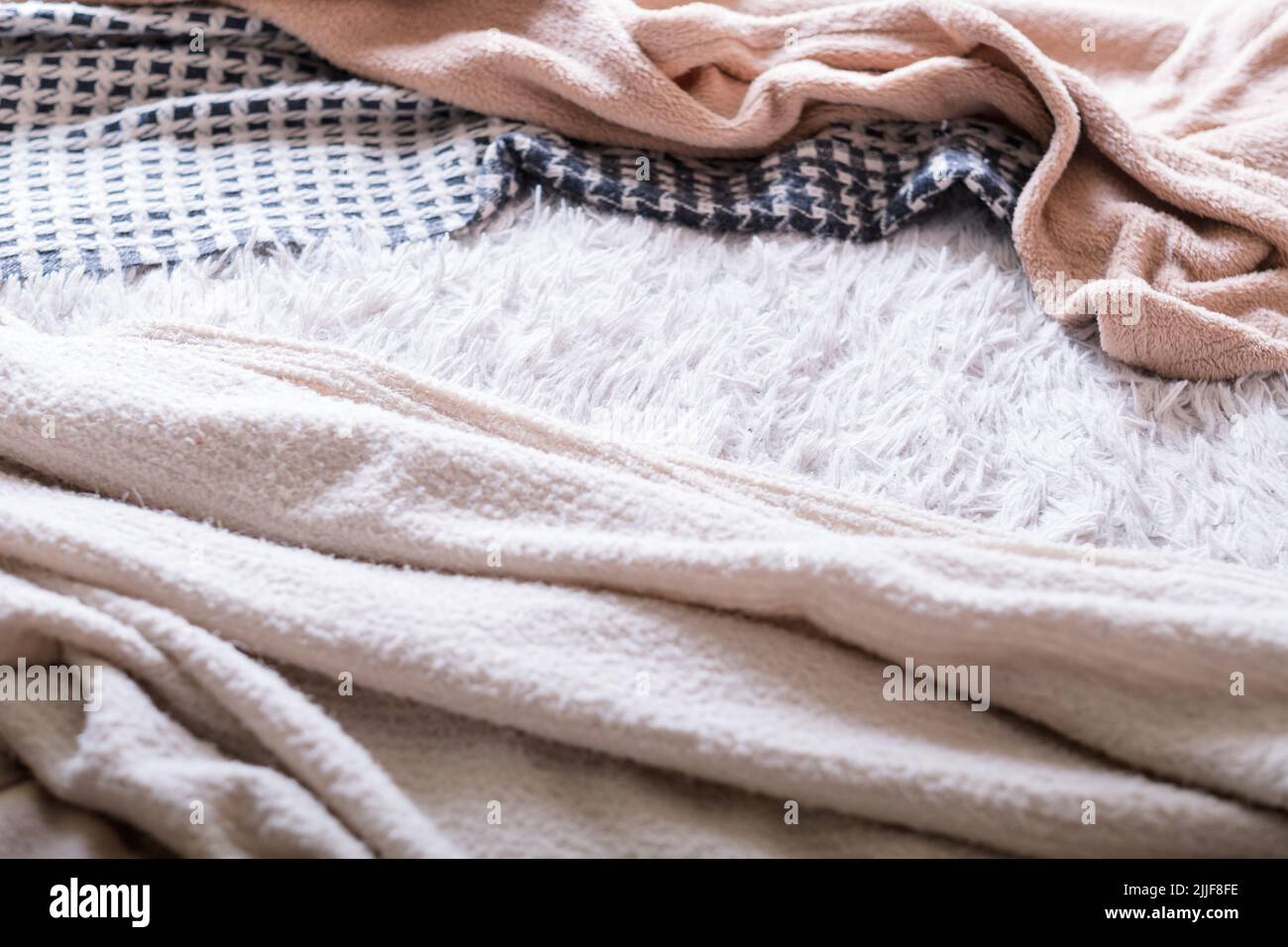 biancheria da letto sudicia, comoda e morbida, per dormire in tutta tranquillità Foto Stock