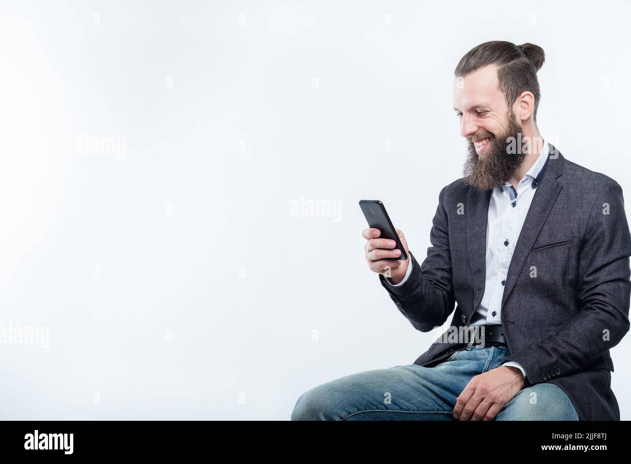 uomo sorridente telefono inattivo stile di vita dipendenza per il tempo libero Foto Stock