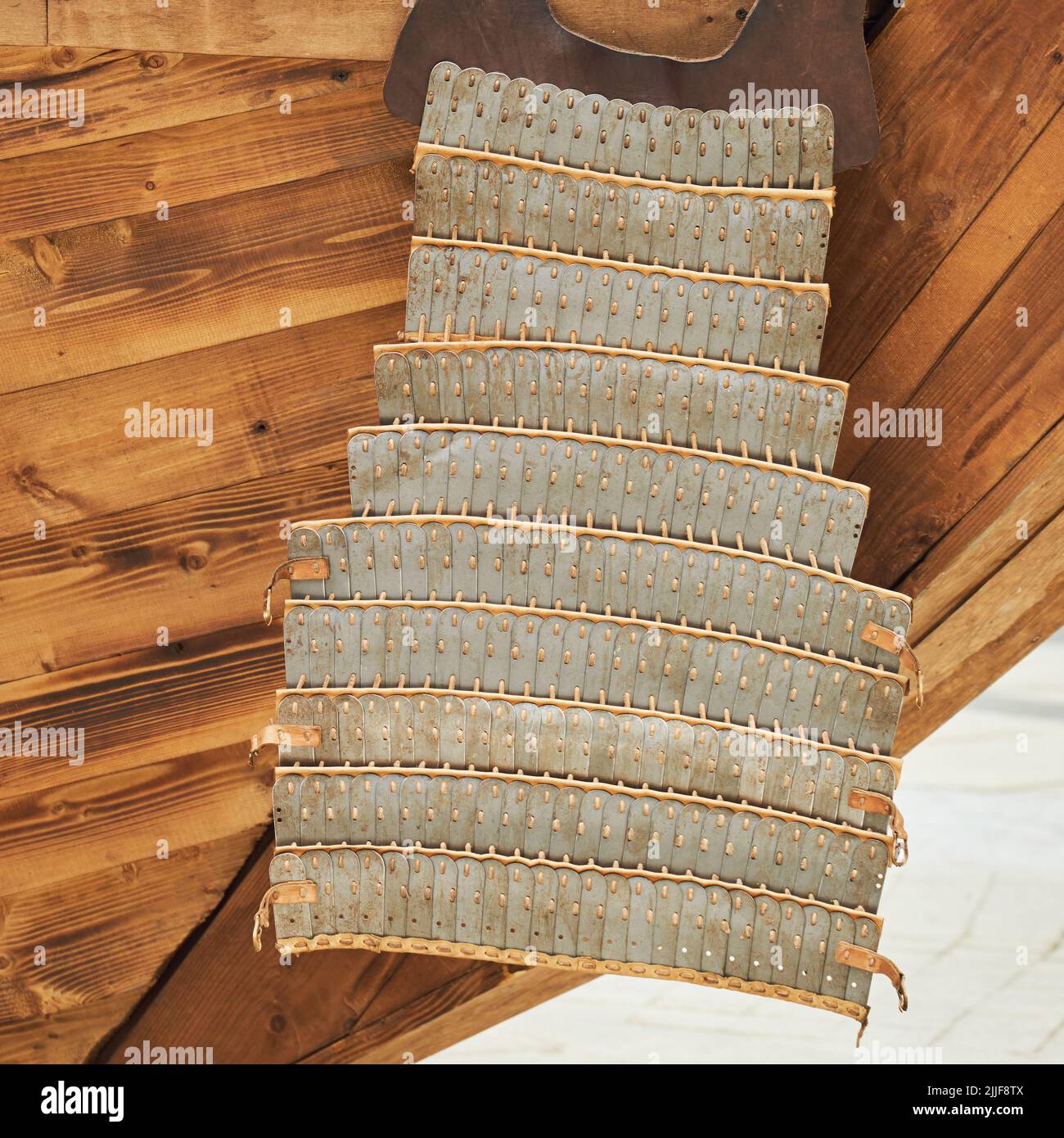 Armatura medievale vintage e catenaria posta di un guerriero a bordo di una nave. Ricostruzione degli eventi del Medioevo in Europa. Foto Stock