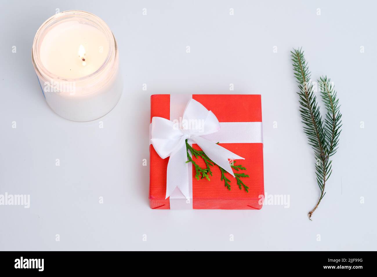 natale tradizione regalo rosso arco bianco candela abete Foto Stock
