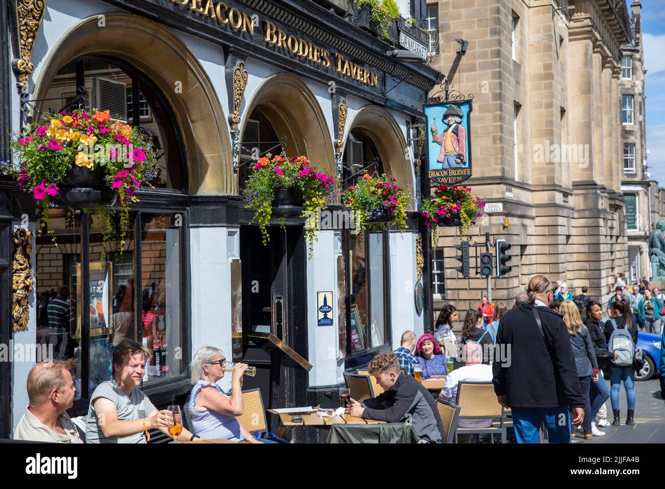 La taverna Deacon Brodies sul lawnmarket Royal Mile Edinburgh, prende il nome da William Brodie, consigliere del 18th secolo, fabbro e casalingo, Edinburgh Foto Stock