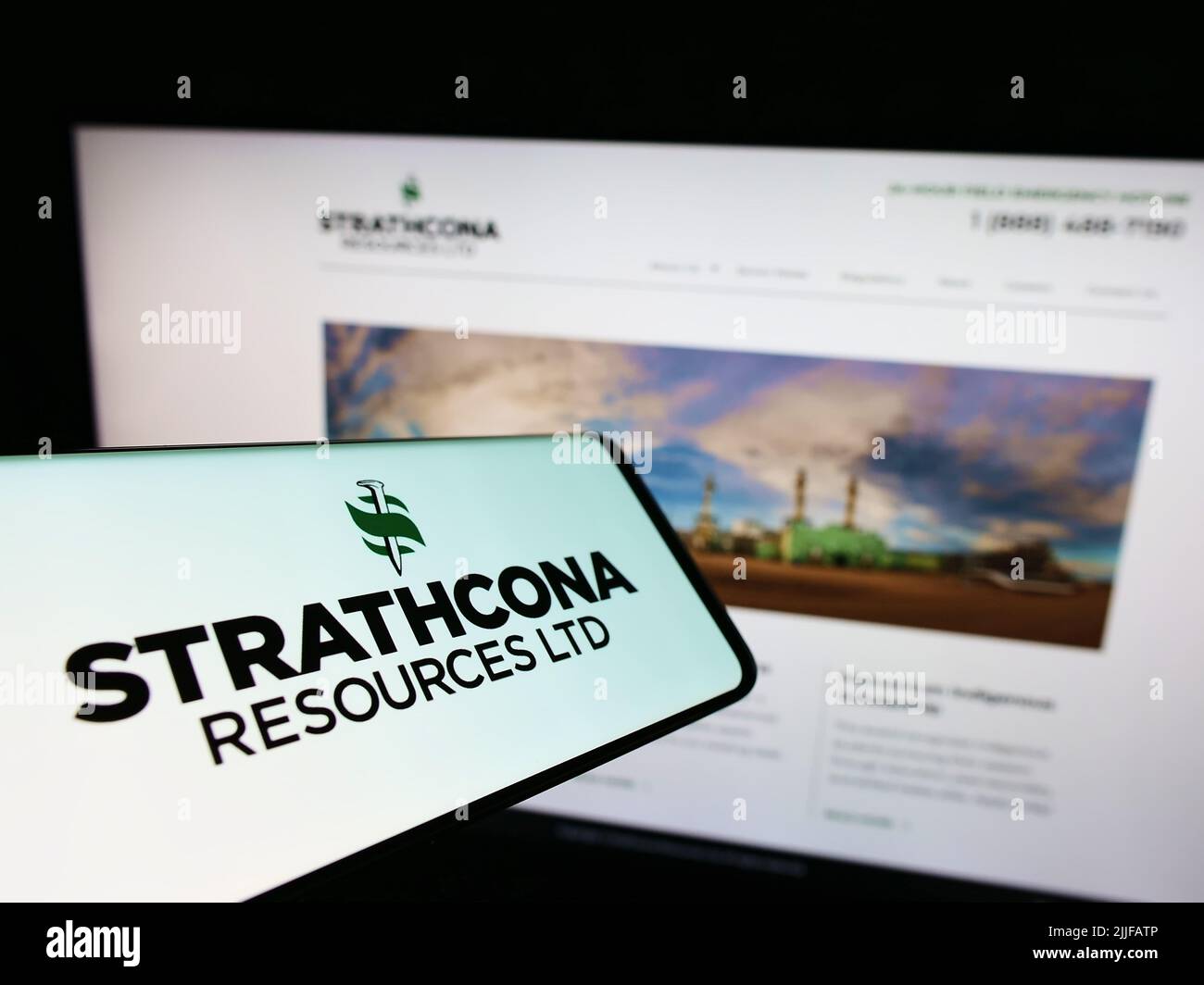 Cellulare con logo della compagnia petrolifera canadese Strathcona Resources Ltd. Sullo schermo di fronte al sito web. Concentratevi sul centro-destra del display del telefono. Foto Stock