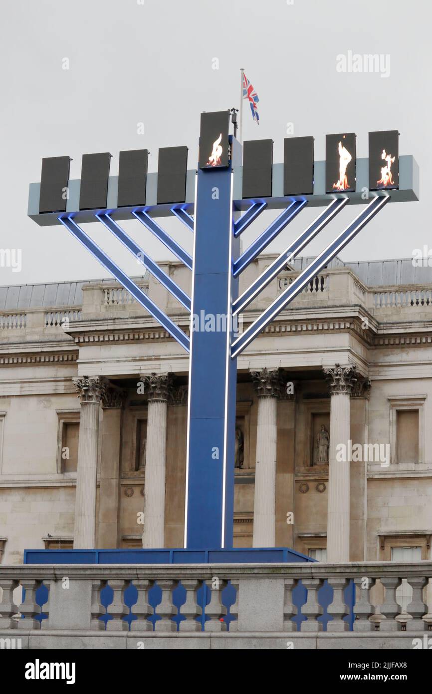 Londra, UK - 06 dicembre 2020: Monorah gigante in Trafalgar Square per celebrare Chanukah Foto Stock