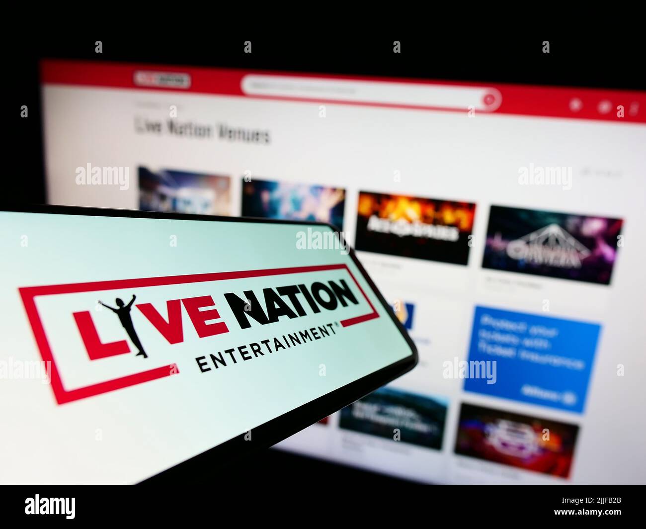Smartphone con logo della società americana Live Nation Entertainment Inc. Sullo schermo davanti al sito Web. Concentrarsi sul centro del display del telefono. Foto Stock