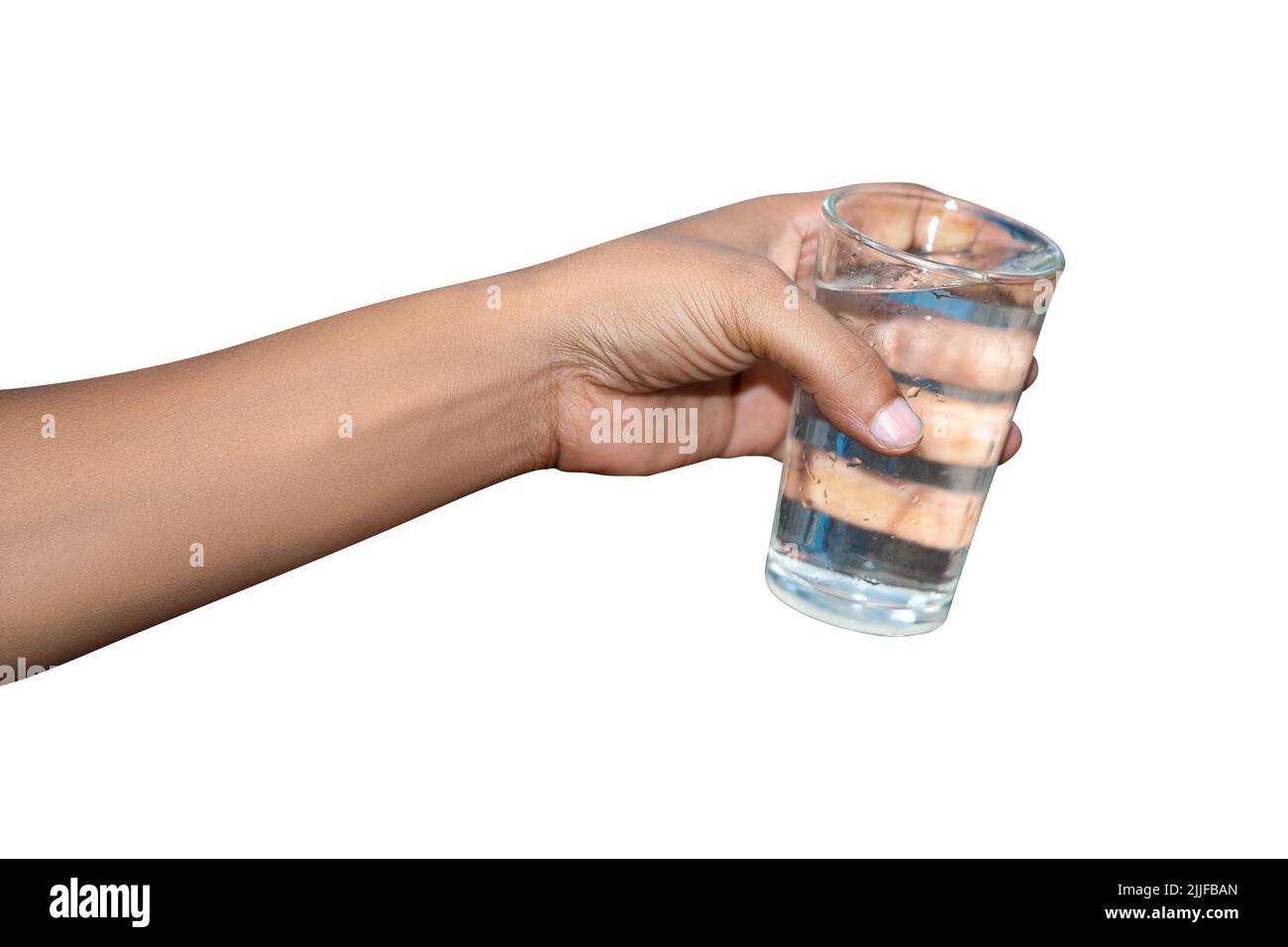Mano che tiene un bicchiere di acqua pura isolato su sfondo bianco Foto Stock