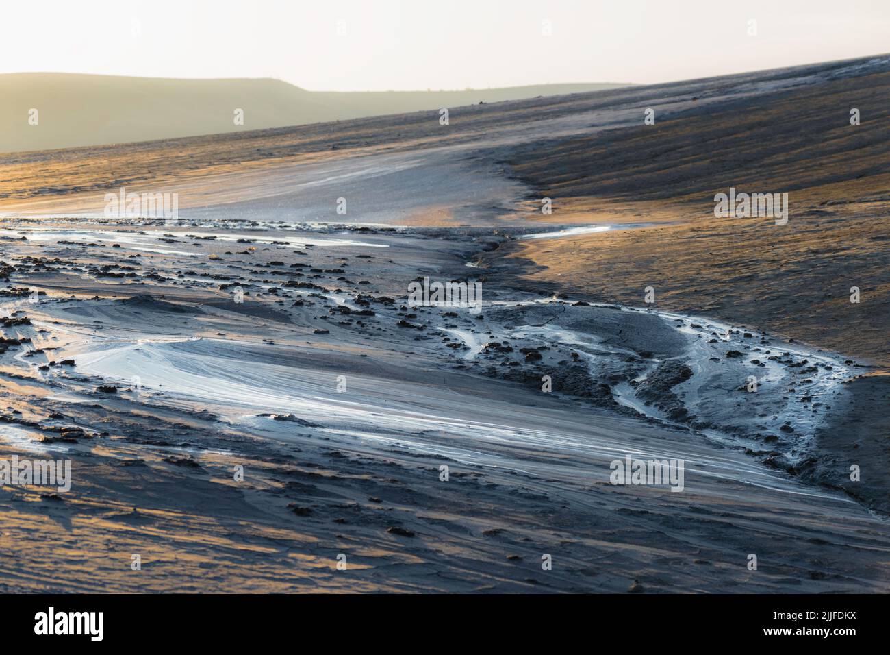 Dicono che i Vulcani di fango sembrano ogni volta in modo diverso. La forma della terra, apparentemente bizzarra e in continuo cambiamento, rende molti film fantascientevoli più realistici. Foto Stock