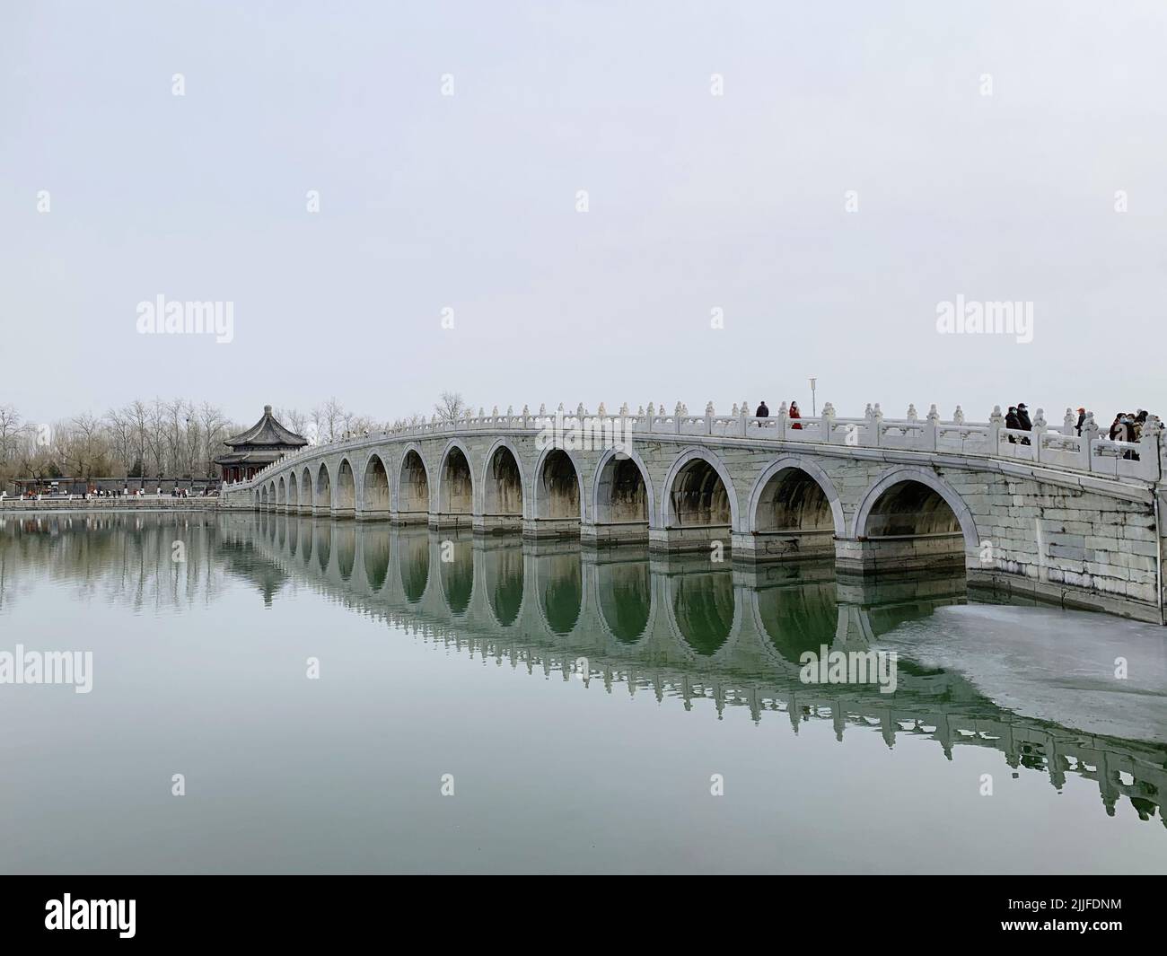 Il ponte Shi Qi Kong Qiao si riflette sul fiume in una giornata di sole a Pechino Foto Stock