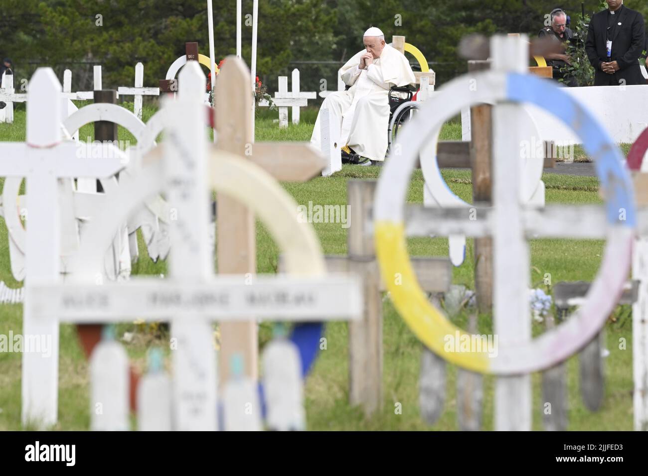 Vaticano. 25th luglio 2022. Canada, Edmonton, 2022/07/25 Papa Francesco durante un incontro con le popolazioni indigene per una preghiera silenziosa al cimitero di Maskacis, una città a 100 chilometri a sud di Edmonton, Canada Fotografia di Vatican Mediia/Catholic Press Photo. LIMITATO ALL'USO EDITORIALE - NO MARKETING - NO CAMPAGNE PUBBLICITARIE. Credit: Independent Photo Agency/Alamy Live News Foto Stock