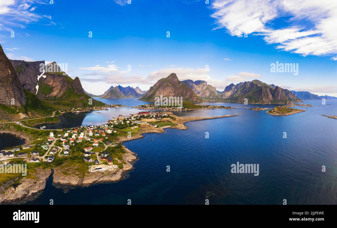 Villaggio di pescatori Reine circondato da alte montagne e fiordi sulle isole Lofoten Foto Stock