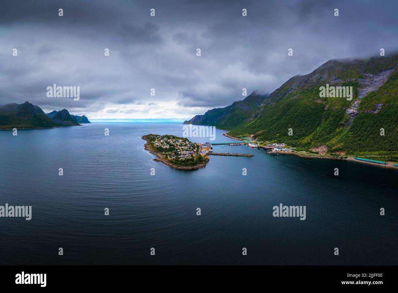 Vista aerea del villaggio di pescatori Husoy sull'isola di Senja, Norvegia Foto Stock