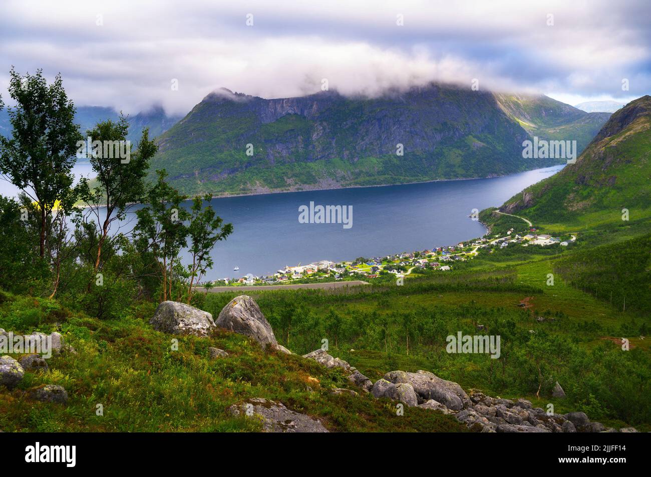 Fjordgard villaggio da Hesten sentiero per Segla montagna sull'isola di Senja, Norvegia Foto Stock