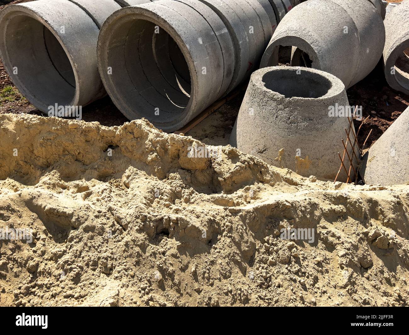 Tubi fognari in calcestruzzo per cantieri edili, architettura e concetto industriale Foto Stock