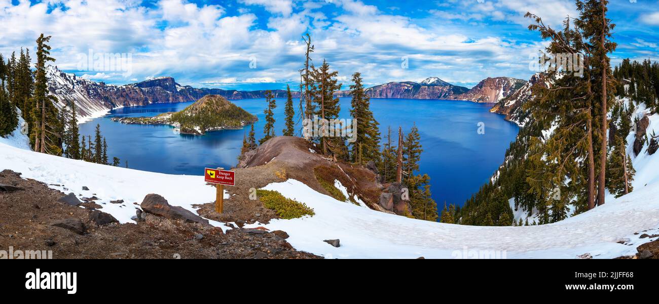 Panorama del Crater Lake e Wizard Island, Oregon, USA Foto Stock