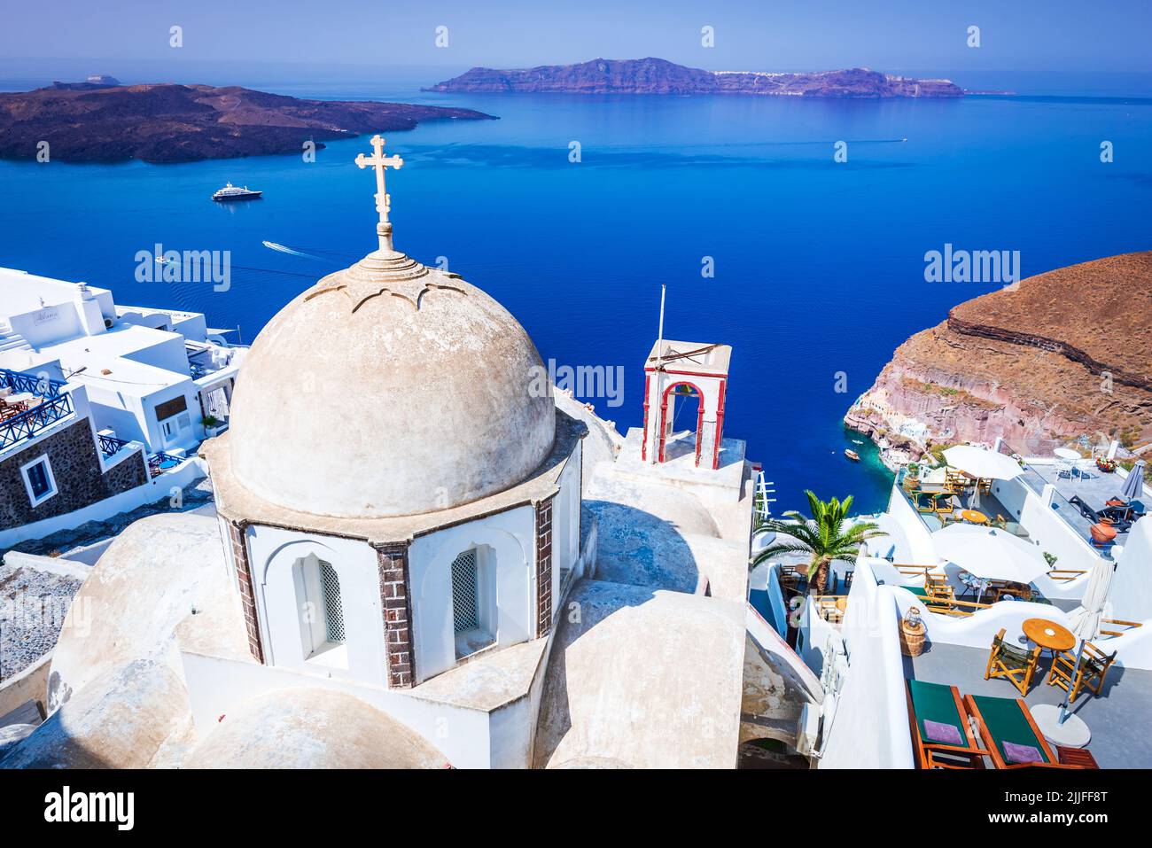 Splendida vista sul villaggio di Firostefani a Santorini, in Grecia. Chiesa cupola e vulcano Caldera, Isole greche. Foto Stock