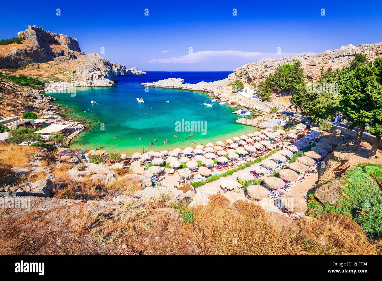 Rodi, Grecia. Baia di San Paolo, paesaggio del Mar Egeo con l'antica città di Lindos e le rovine rocciose dell'Acropoli. Foto Stock