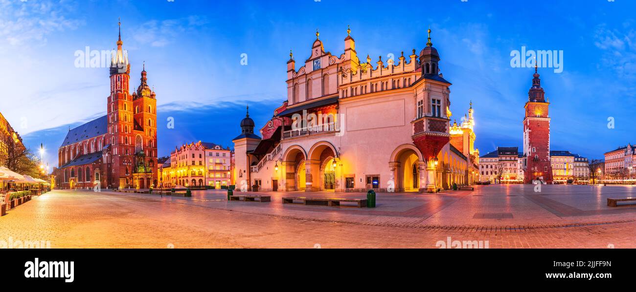Cracovia, Polonia. Panorama panoramico al crepuscolo con Piazza Ryenek, Cracovia storica. Bazylika Mariacka, il Municipio e la Torre del Municipio Foto Stock