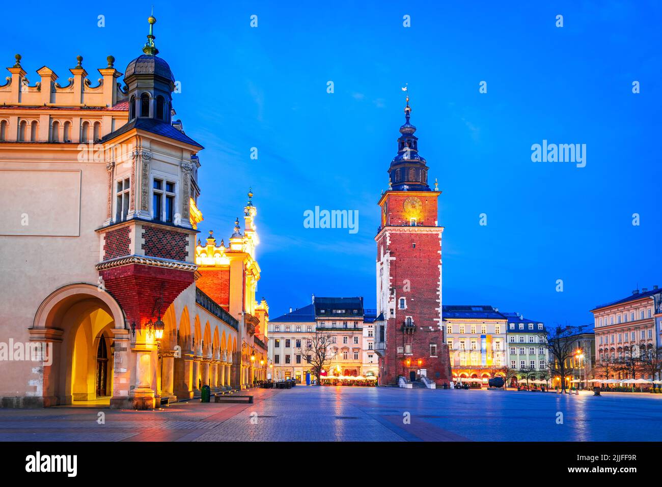 Cracovia, Polonia. Al crepuscolo, la scenografica Piazza Ryenek, la storica Cracovia con il Palazzo dei tessuti e la Torre del Municipio Foto Stock
