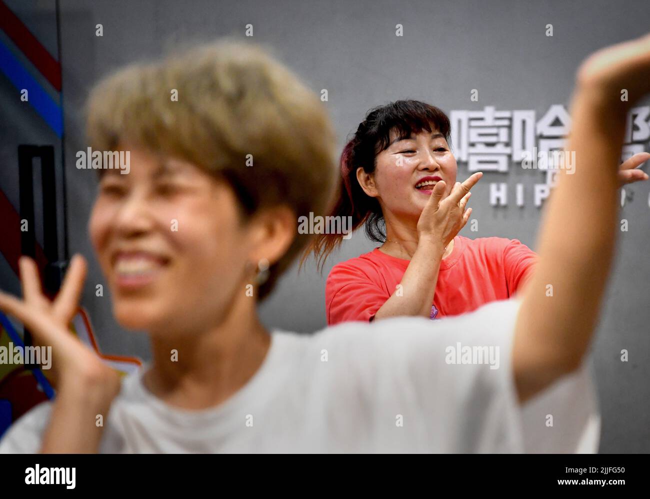 (220726) -- ZHENGZHOU, 26 luglio 2022 (Xinhua) -- ma Gaixiang (R) del gruppo di danza di Huo Mei GUI pratica in uno studio di danza di strada a Zhengzhou, provincia centrale di Henan, 19 luglio 2022. A Zhengzhou, provincia centrale di Henan, c'è un gruppo femminile di danza di strada Huo Mei GUI (che significa Fire Rose). Fondato nel 2008, il gruppo ora ha 16 membri di 45 a 71 anni.nonostante la loro età, sono pieni di energia quando ballano. Si esercitano ogni settimana e condividono i video online. Ora hanno più di 50.000 follower sulla piattaforma di condivisione di brevi video. Molti dei seguaci sono giovani. Foto Stock