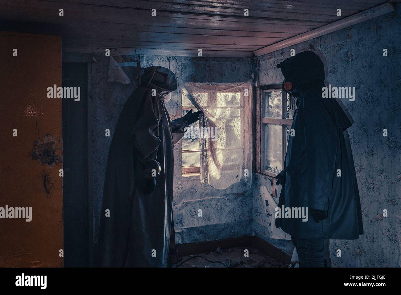 Poster del film immaginario. Le persone con torce, maschere e indumenti protettivi ispezionano la vecchia casa. Epidemie infette in casa distrutta. Ambiente scuro e cupo, elaborazione del filtro. Foto Stock