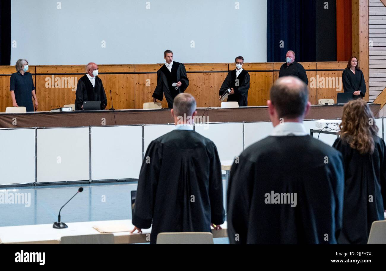 Estenfeld, Germania. 26th luglio 2022. Thomas Schuster (indietro, 3rd da sinistra), presidente del Tribunale regionale di Würzburg, chiede ai presenti di sedersi durante l'udienza nella procedura di salvaguardia contro il knifeman di Würzburg che ha ucciso tre donne nel giugno 2021. Un verdetto dovrebbe essere raggiunto nella prova il martedì. Credit: Daniel Vogl/dpa/Alamy Live News Foto Stock