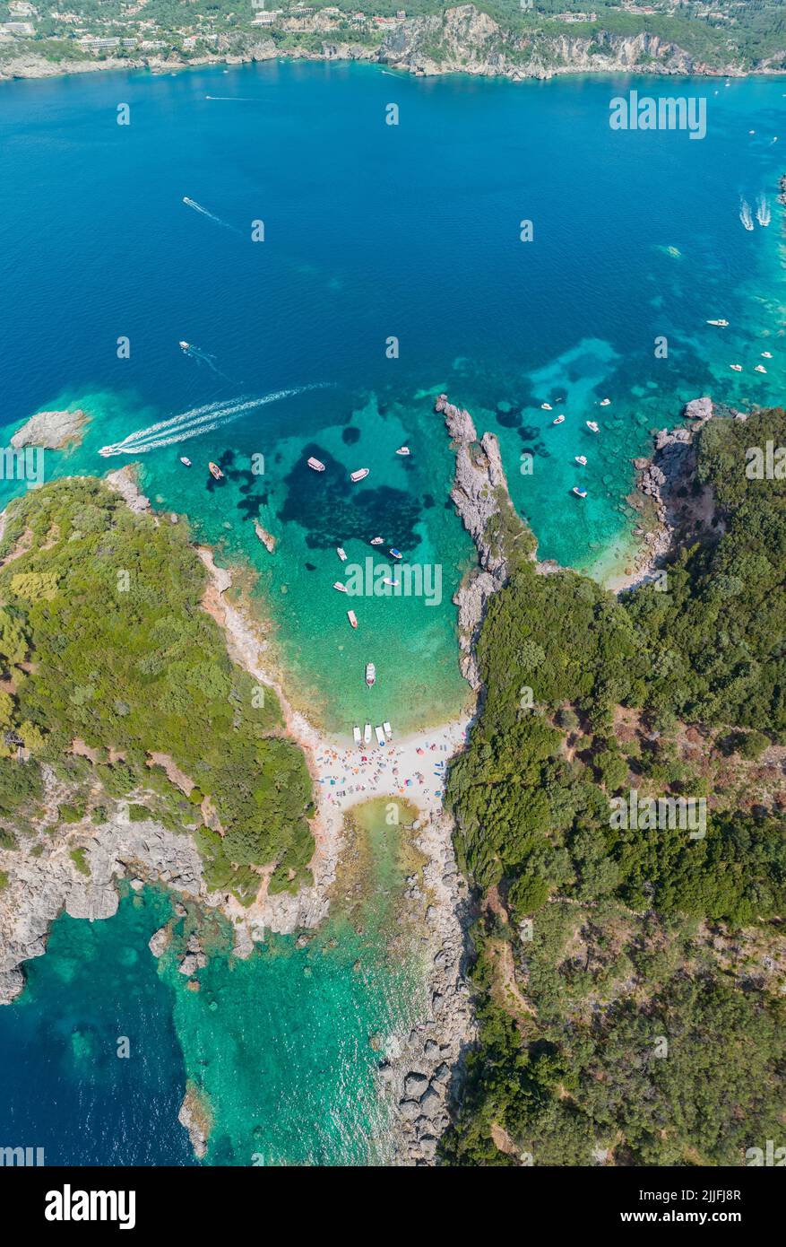 Vista aerea di Limni Beach Glyko, sull'isola di Corfù. Grecia. Dove le due spiagge sono collegate alla terraferma fornendo un paesaggio meraviglioso Foto Stock