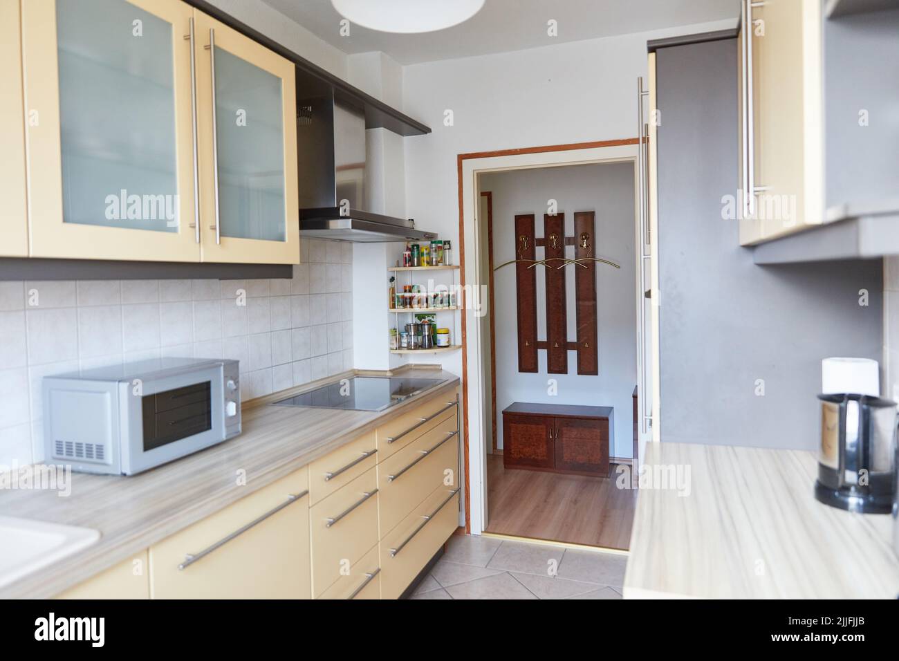 Cucina ordinata, piccola, pulita in un appartamento in affitto Foto Stock