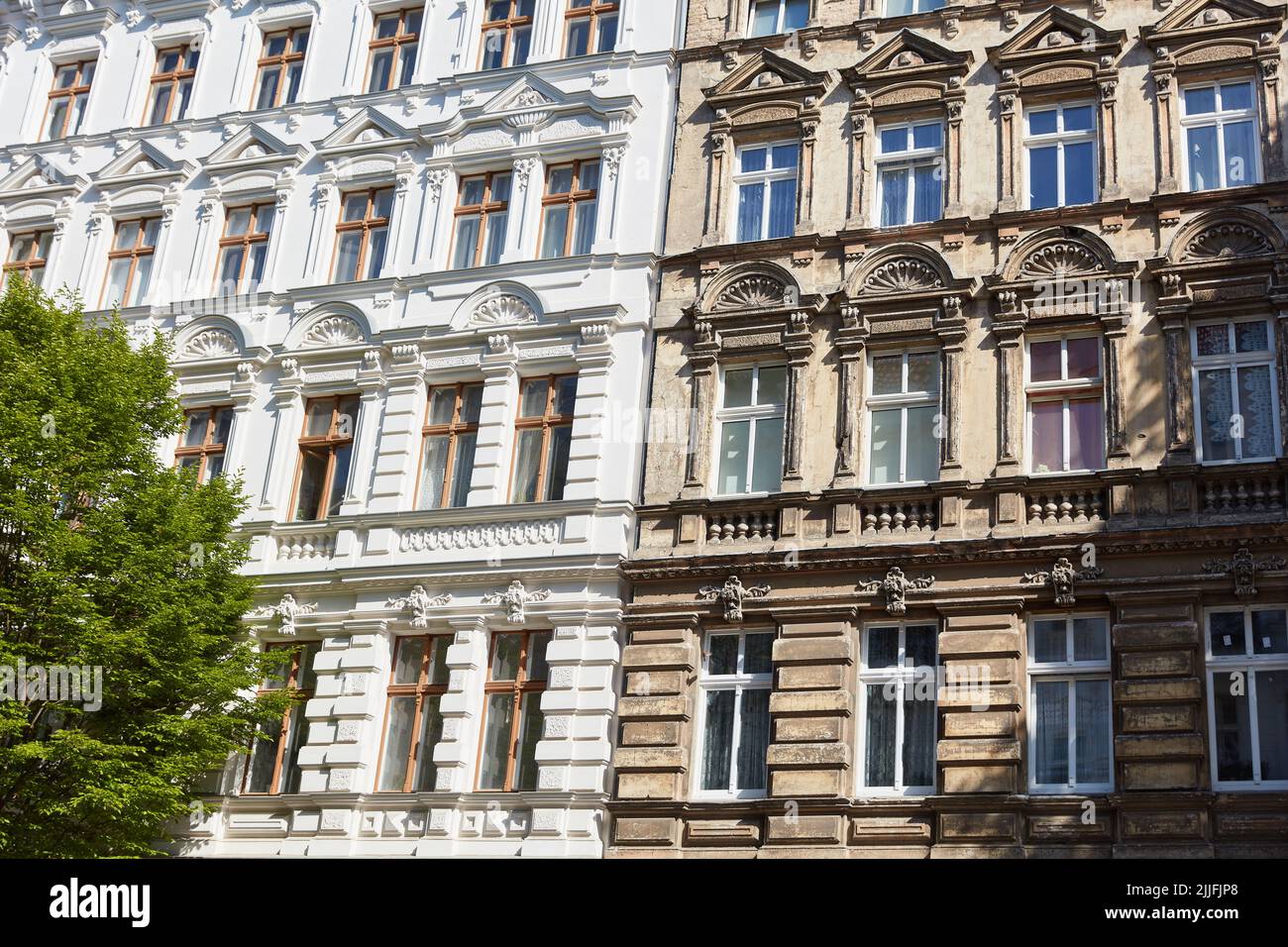 Energico rinnovo con isolamento di una facciata di un vecchio edificio a Berlino Foto Stock