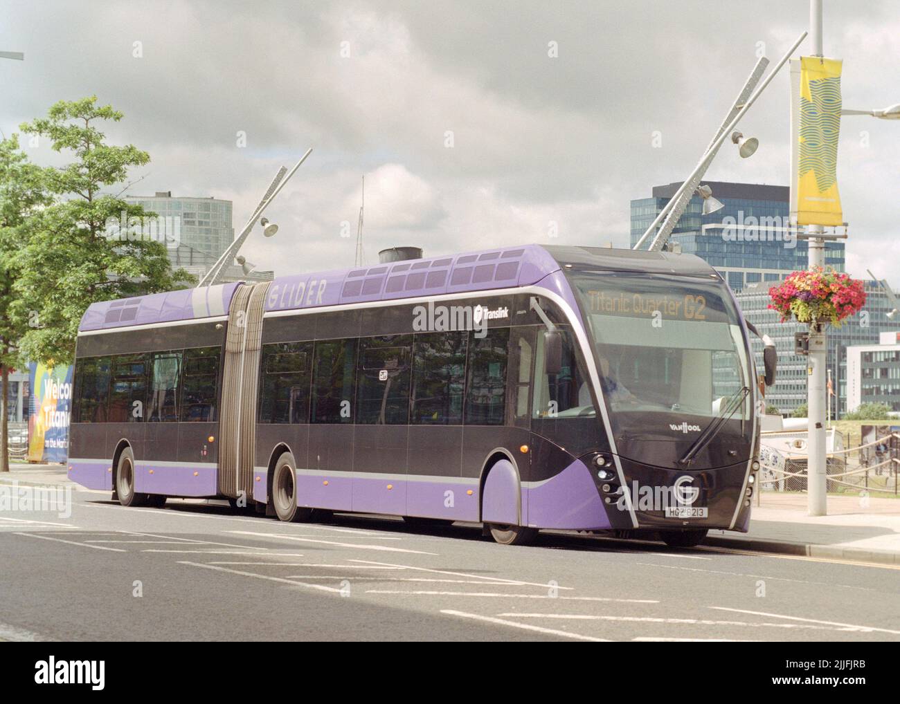 Belfast, UK - 4 luglio 2022: Un autobus urbano articolato (Van Hool ExquiCity 18) gestito da Translink a Queens Road. Foto Stock