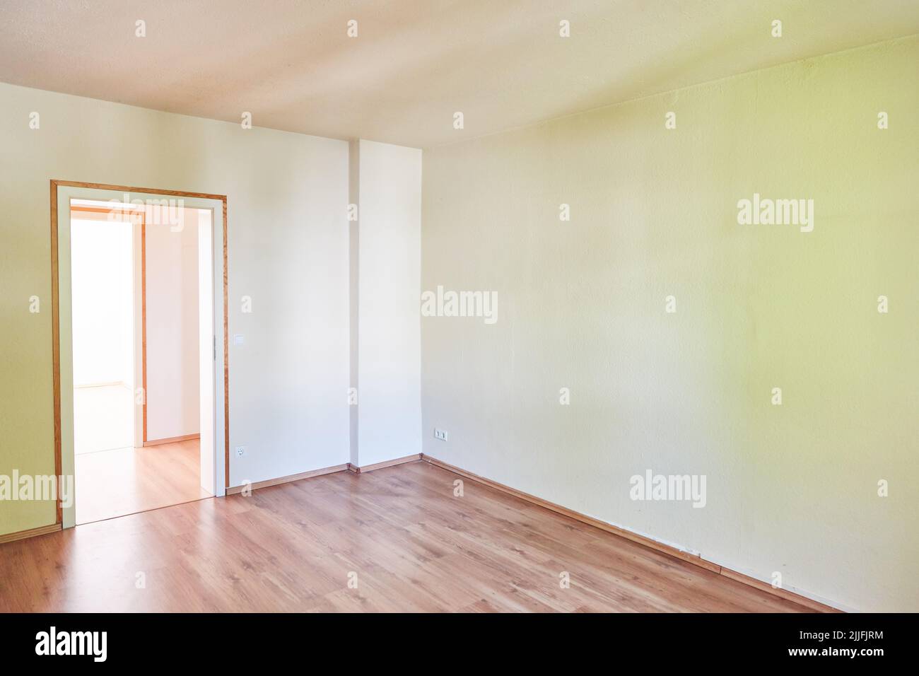 Camera vuota e luminosa in un appartamento con porta aperta Foto Stock