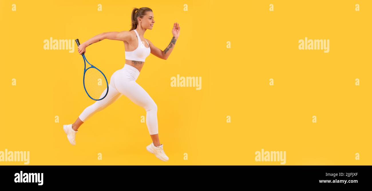 Woman jumping running banner con mock up copyspace. Dedicato al fitness. Tennis o badminton player training. Stile di vita sano e attivo. Donna Foto Stock