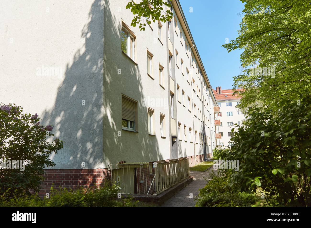 Vecchio edificio di appartamenti in estate a Berlino Foto Stock