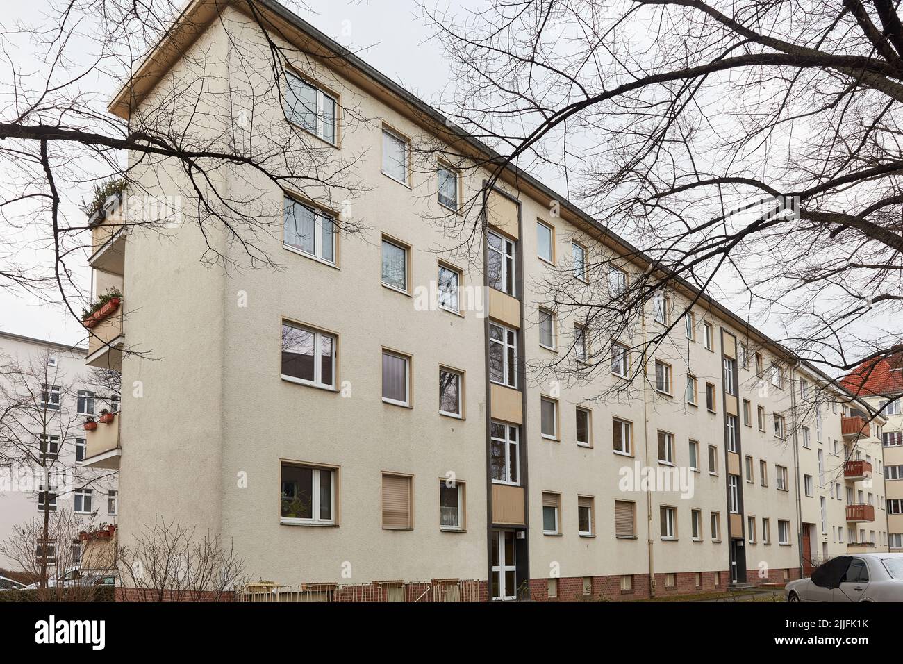 Vecchio edificio di appartamenti come casa di affitto in una zona residenziale a Berlino in inverno Foto Stock