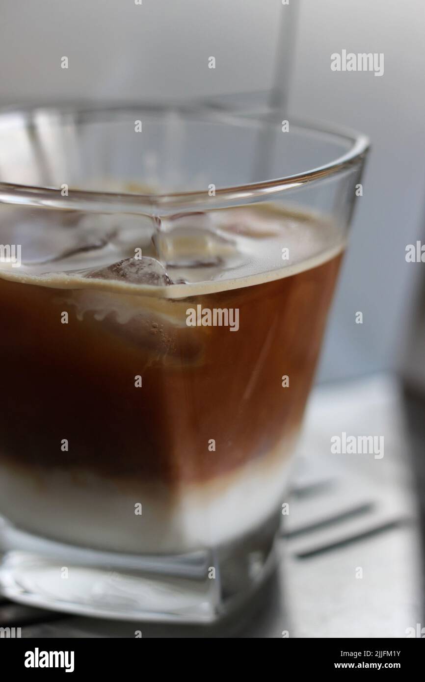 Bicchiere di caffè freddo. Bevande rinfrescanti estive. Foto Stock