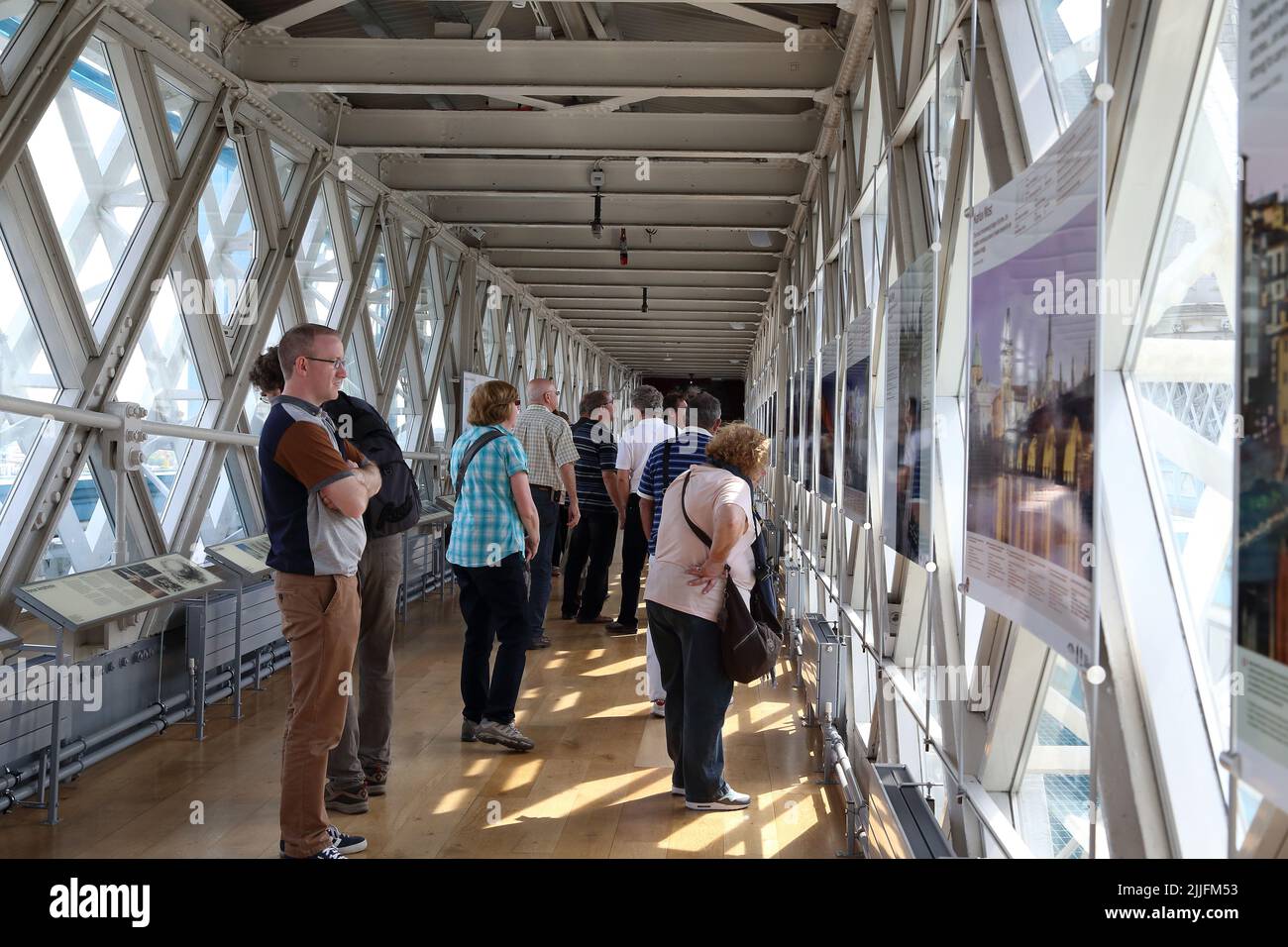 LONDRA, GRAN BRETAGNA - 16 MAGGIO 2014: I visitatori esaminano la mostra presso la piattaforma di osservazione del Tower Bridge. Foto Stock