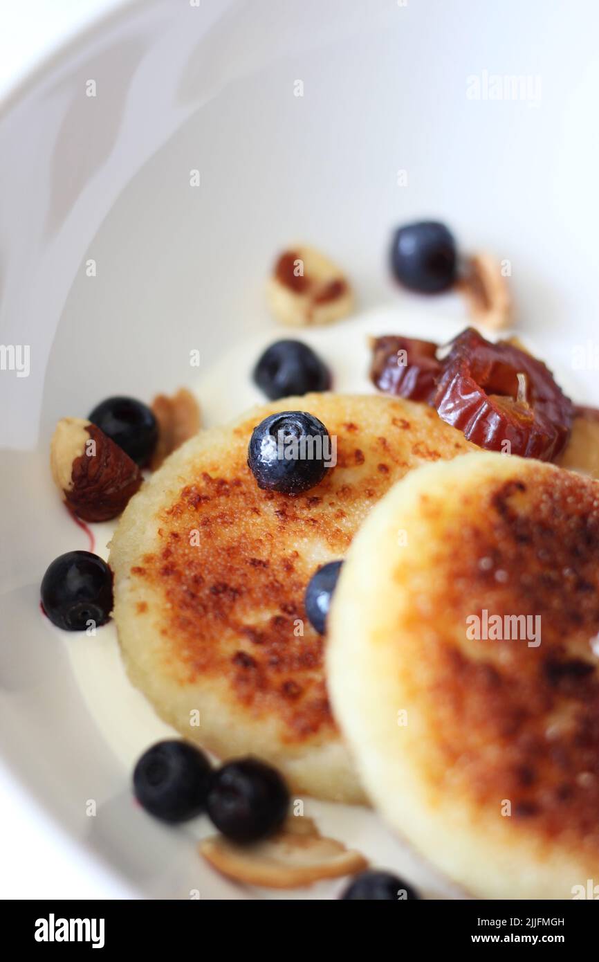 Closeup di pancake Syrniki fatti in casa. Deliziosa colazione. Foto Stock