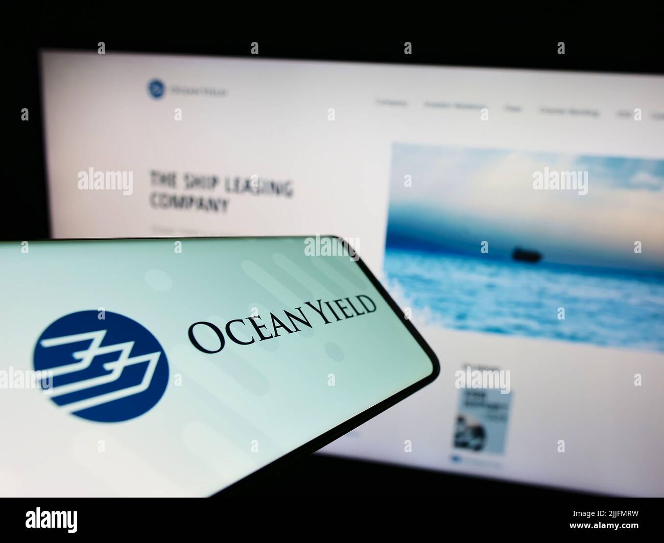 Telefono cellulare con il logo della società norvegese di noleggio nave Ocean Yield COME sullo schermo di fronte al sito web. Concentratevi sul centro-destra del display del telefono. Foto Stock