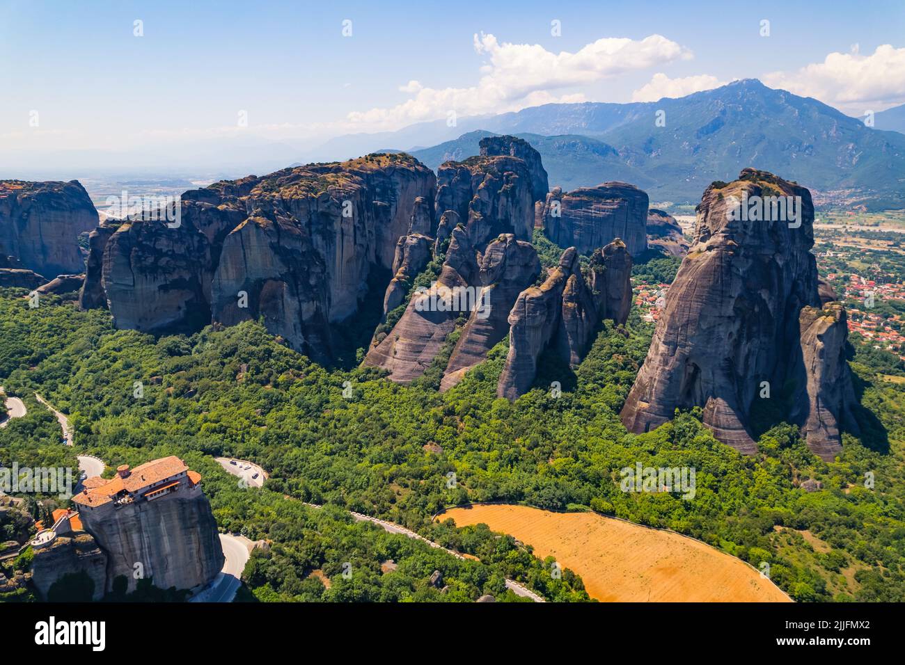 Vista aerea del famoso monastero vicino Kalambaka città in Grecia. Formazione rocciosa. Bellissimo panorama diurno. Foto di alta qualità Foto Stock