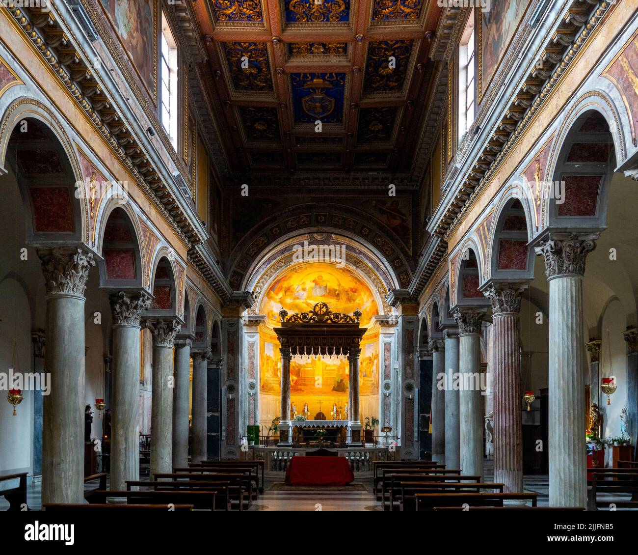 Interno della Chiesa di San Nicola in carcere, Roma, Italia Foto Stock