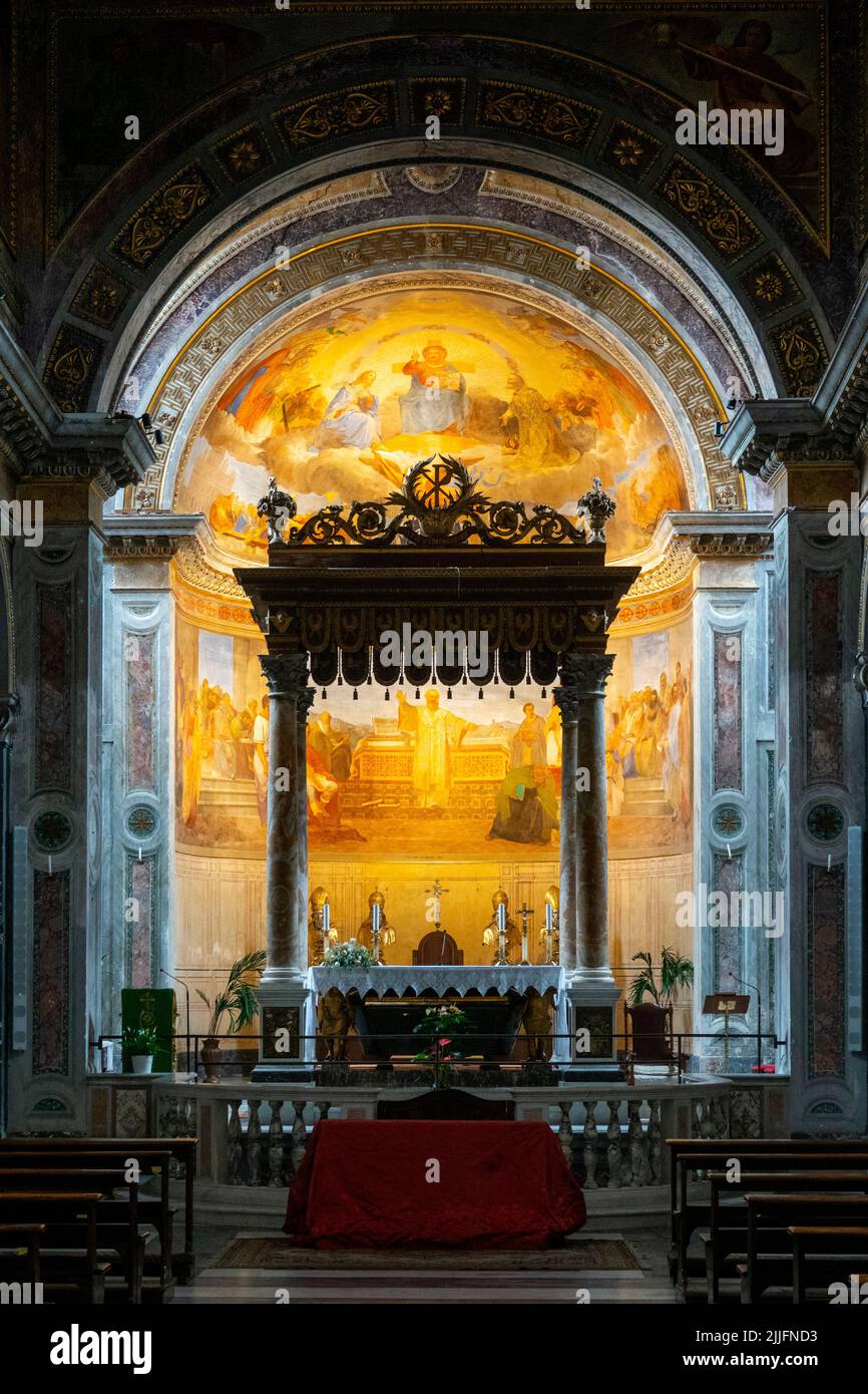 Interno della Chiesa di San Nicola in carcere, Roma, Italia Foto Stock