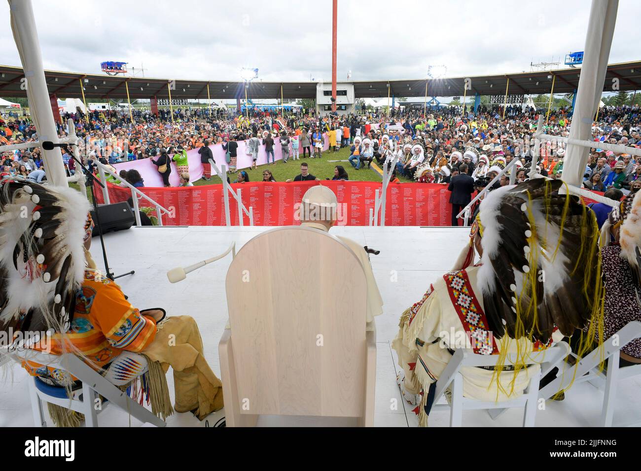 Maskwacis, Canada, 25 luglio, 2022. Papa Francesco incontra i leader indigeni durante un incontro al Muskwa Park di Maskwacis, a sud di Edmonton, Canada occidentale. (Foto di Vatican Media). Credit: Media Vaticani/Picciarella/Alamy Live News Foto Stock